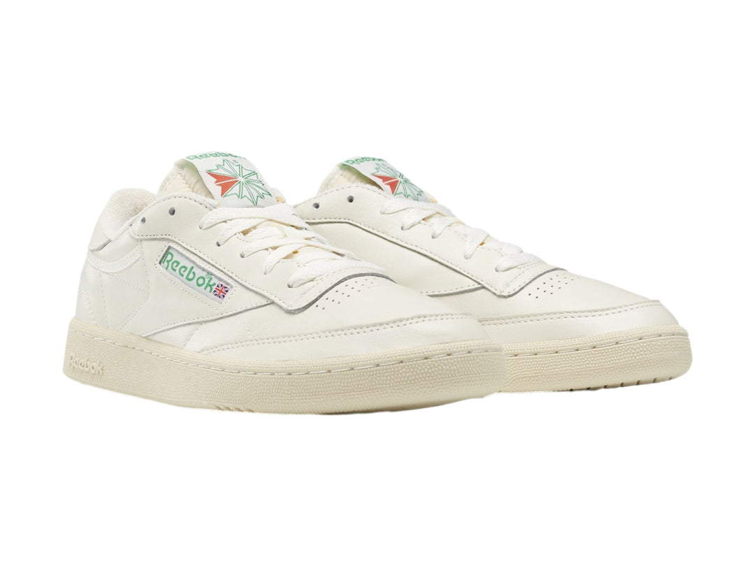 Tenis blancos Reebok Club C 85 Vintage con suela color crema y detalles coloridos.