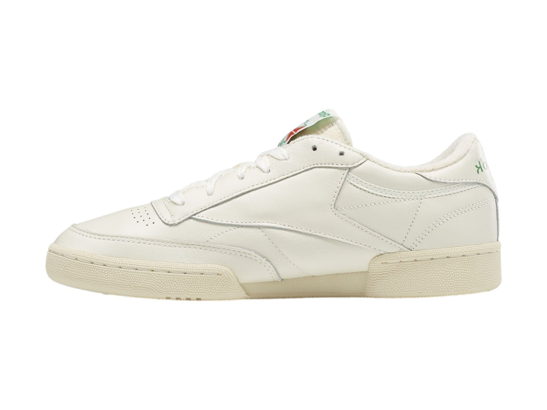 Tenis blancos Reebok Club C 85 Vintage con suela color crema y detalles coloridos.