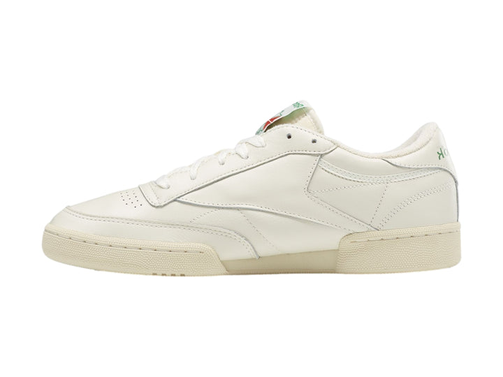 Tenis blancos Reebok Club C 85 Vintage con suela color crema y detalles coloridos.