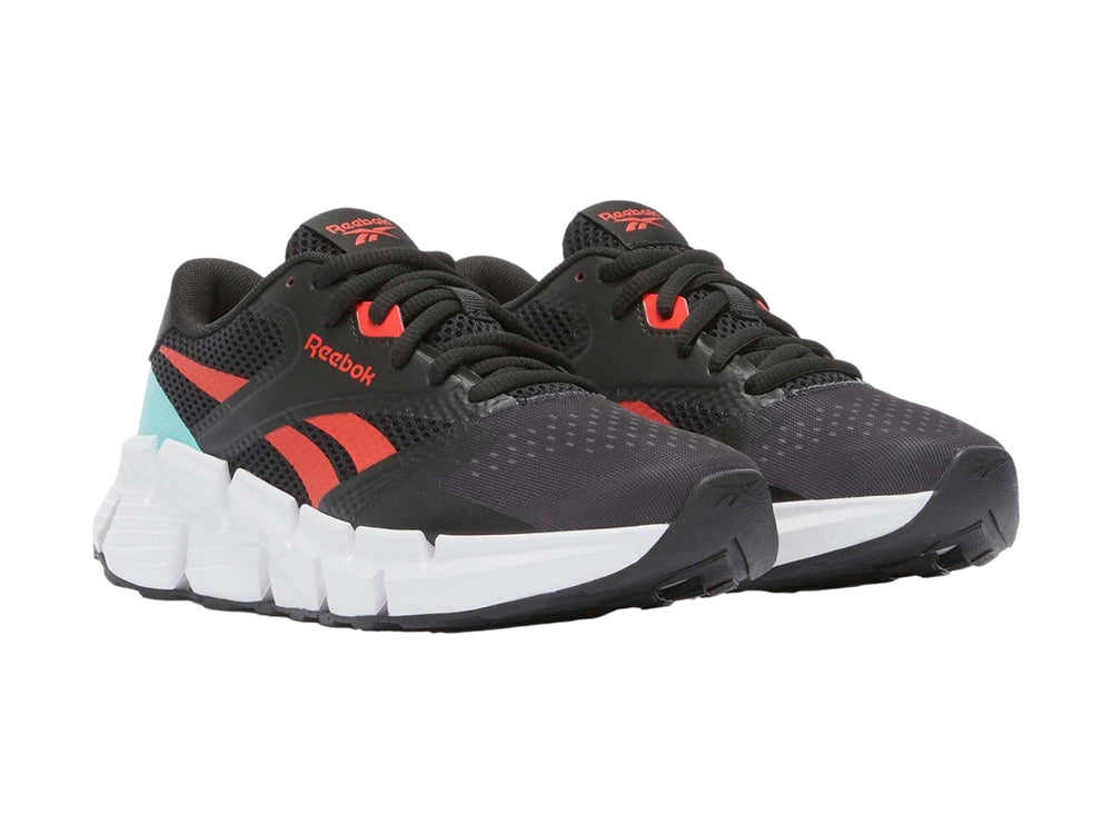 Tenis deportivos Reebok Zig Dynamica 5 en color negro con detalles en rojo y azul aqua y suela blanca.