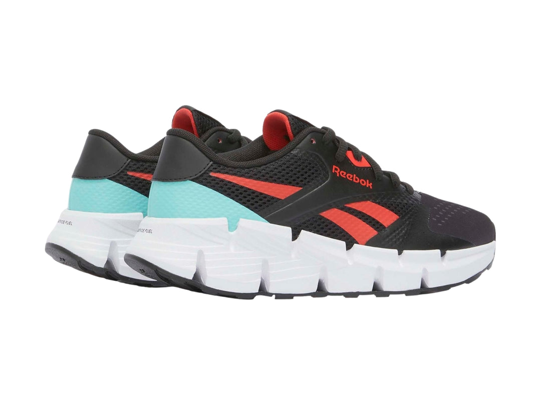 Tenis deportivos Reebok Zig Dynamica 5 en color negro con detalles en rojo y azul aqua y suela blanca.