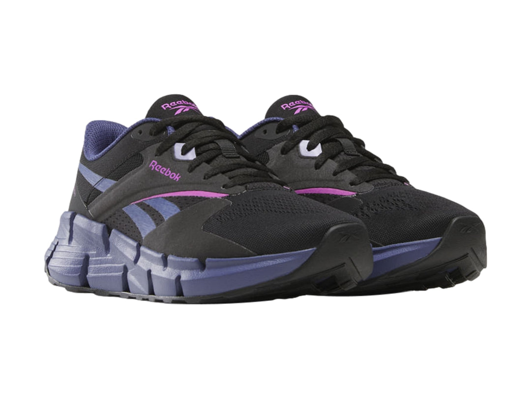 Tenis deportivos Reebok Zig Dynamica 5 en color negro con detalles en morado y rosa.