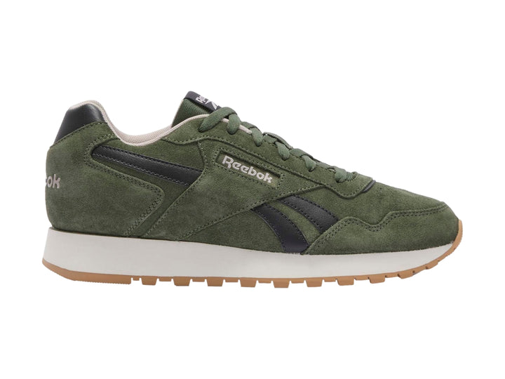 Tenis deportivos Reebok color verde oliva con detalles en negro y suela blanca y café.