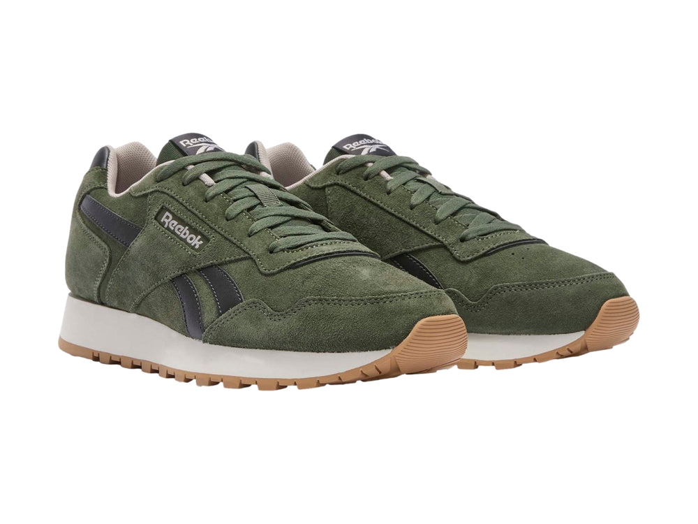 Tenis deportivos Reebok color verde oliva con detalles en negro y suela blanca y café.
