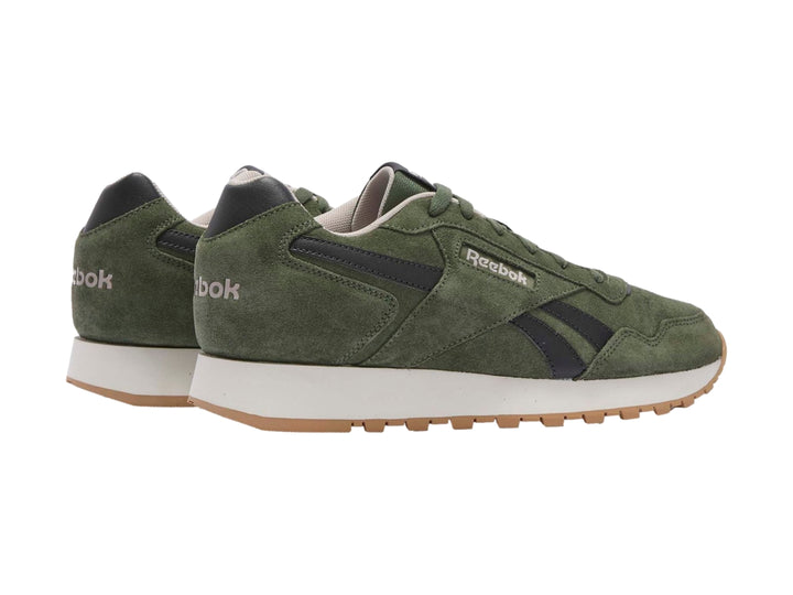 Tenis deportivos Reebok color verde oliva con detalles en negro y suela blanca y café.