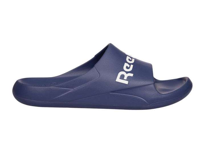 Sandalia deslizable Reebok de color azul con logotipo blanco en la parte superior.