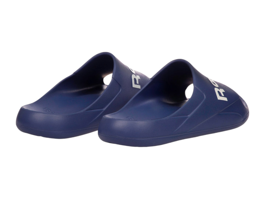 Sandalia deslizable Reebok de color azul con logotipo blanco en la parte superior.