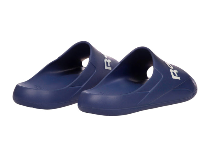 Sandalia deslizable Reebok de color azul con logotipo blanco en la parte superior.