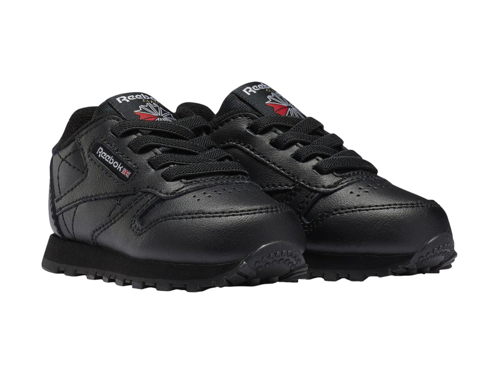 Tenis Reebok Classic Leather en color negro para niño, con acabado de cuero y suela texturizada.