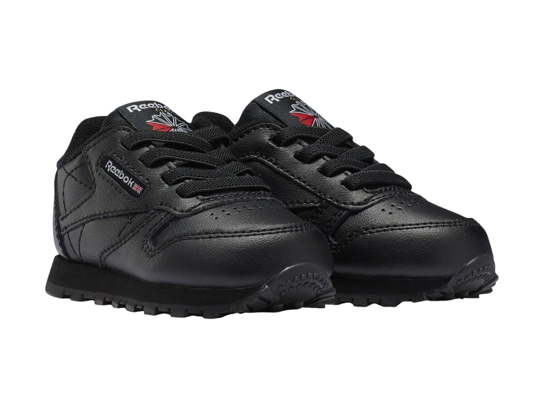 Tenis Reebok Classic Leather en color negro para niño, con acabado de cuero y suela texturizada.