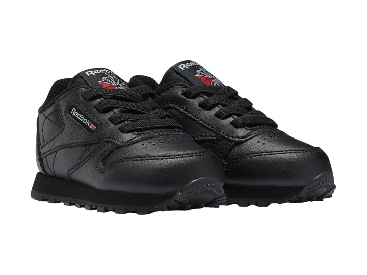 Tenis Reebok Classic Leather en color negro para niño, con acabado de cuero y suela texturizada.