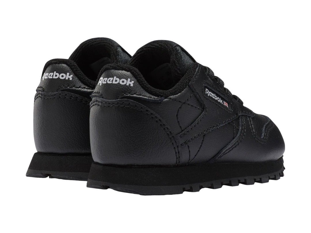 Tenis Reebok Classic Leather en color negro para niño, con acabado de cuero y suela texturizada.