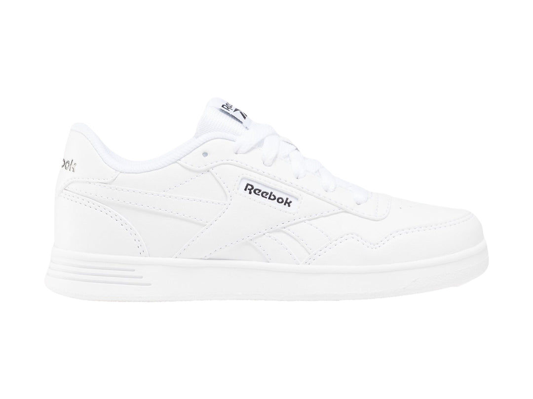 Tenis deportivos Reebok color blanco para niños con suela plana y agujetas.