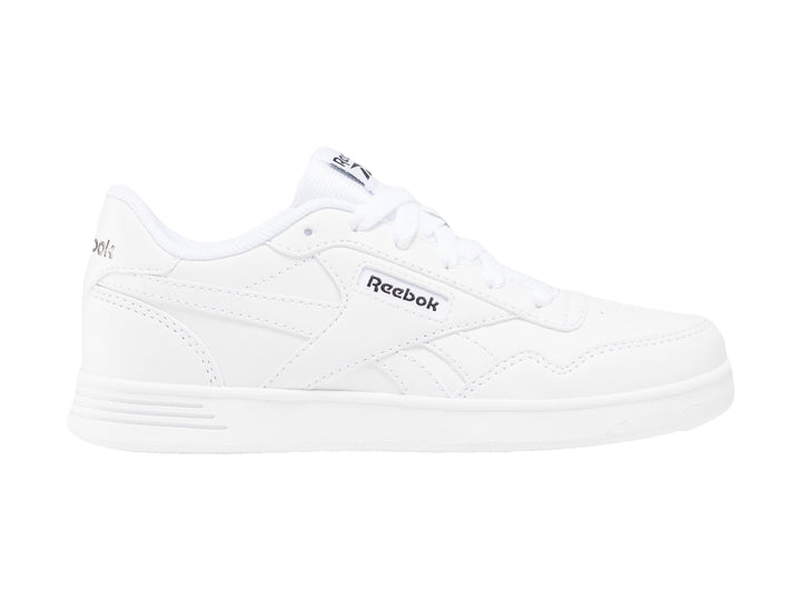 Tenis deportivos Reebok color blanco para niños con suela plana y agujetas.