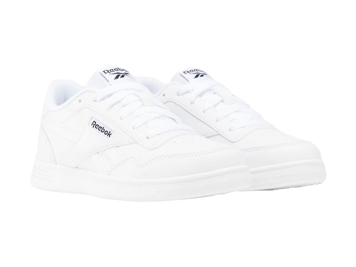 Tenis deportivos Reebok color blanco para niños con suela plana y agujetas.