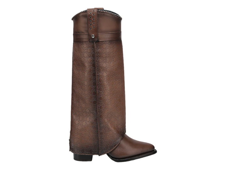 Bota alta de cuero color maple con textura grabada y diseño estilo western.