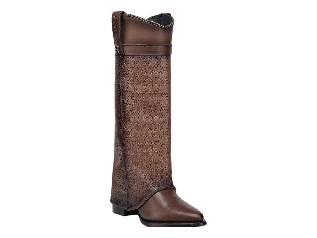 Bota alta de cuero color maple con textura grabada y diseño estilo western.