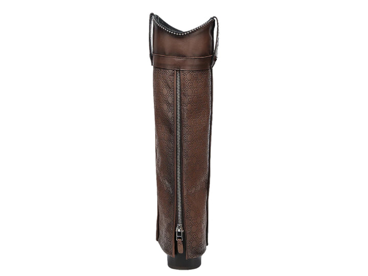 Bota alta de cuero color maple con textura grabada y diseño estilo western.