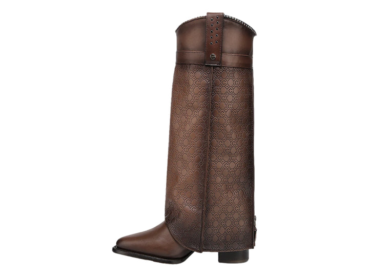 Bota alta de cuero color maple con textura grabada y diseño estilo western.