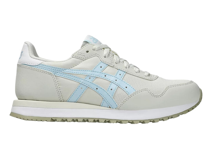 Tenis ASICS Tiger Runner color crema con detalles en azul claro y suela blanca.