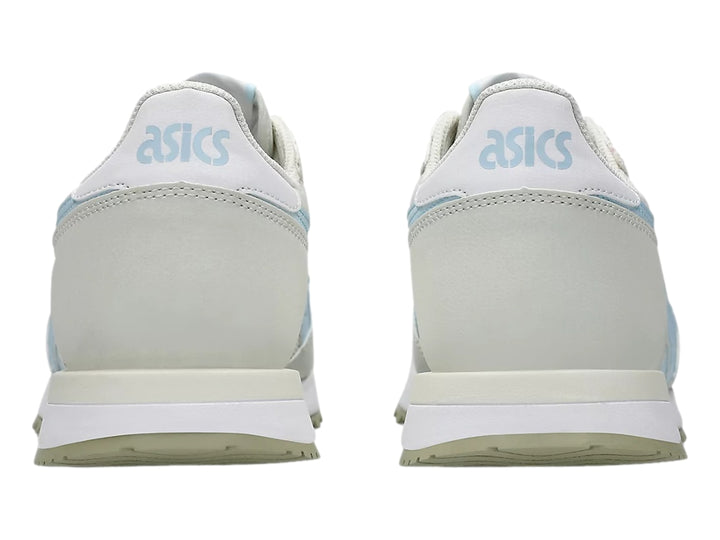 Tenis ASICS Tiger Runner color crema con detalles en azul claro y suela blanca.