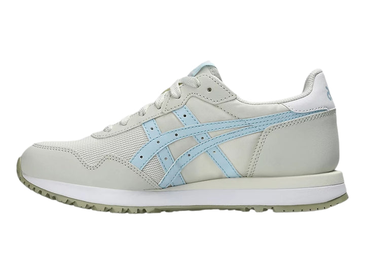 Tenis ASICS Tiger Runner color crema con detalles en azul claro y suela blanca.