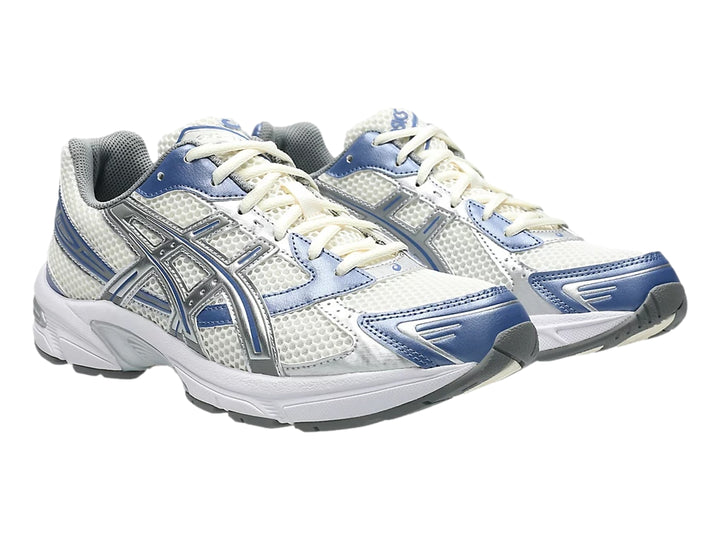 Tenis deportivos ASICS GEL-1130 en color blanco con detalles en azul y plata.