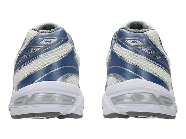 Tenis deportivos ASICS GEL-1130 en color blanco con detalles en azul y plata.