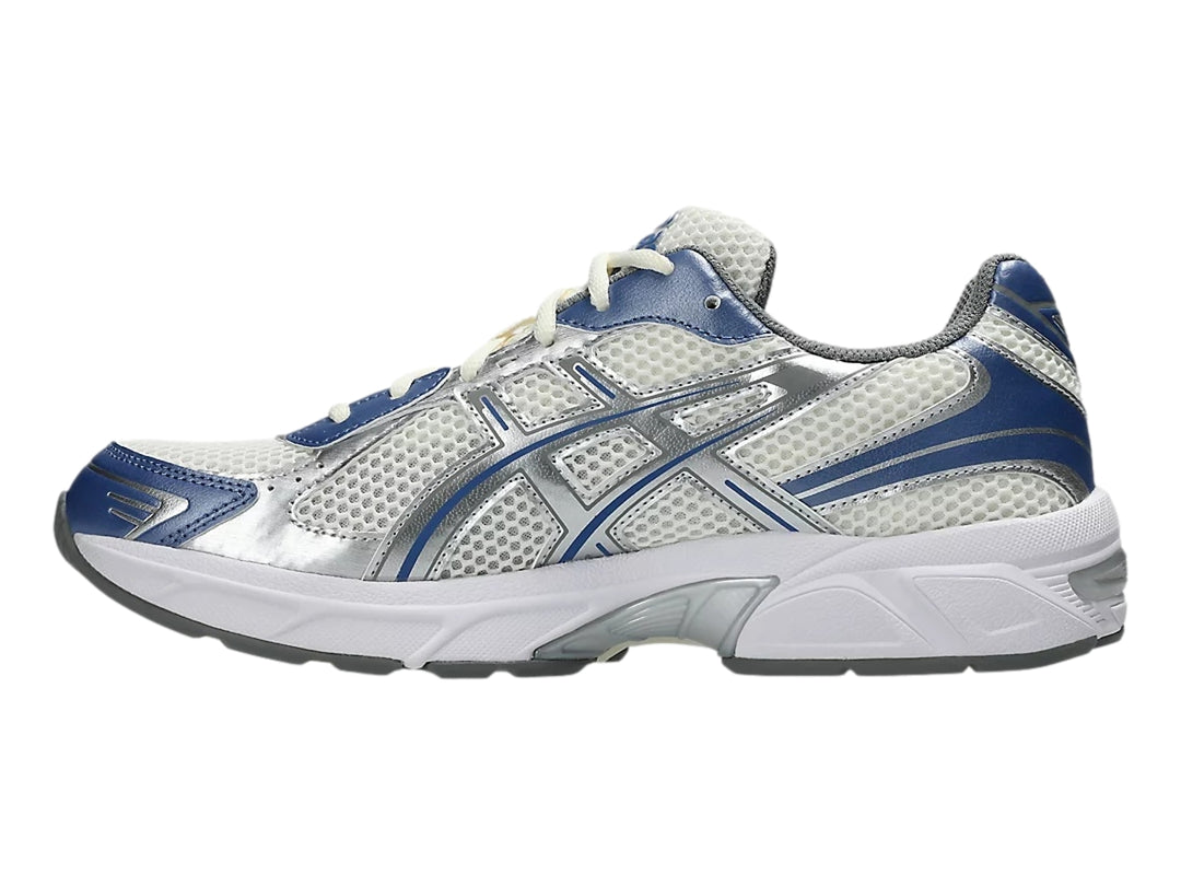Tenis deportivos ASICS GEL-1130 en color blanco con detalles en azul y plata.