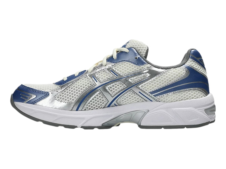 Tenis deportivos ASICS GEL-1130 en color blanco con detalles en azul y plata.