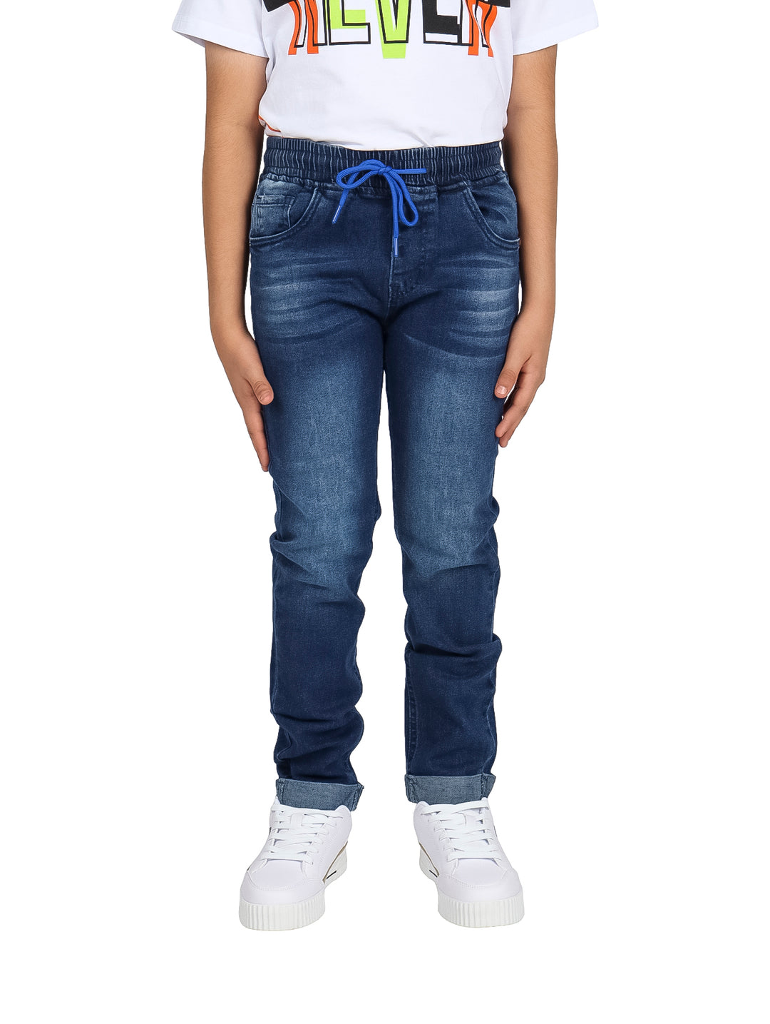 Pantalones jogger de mezclilla azul con cintura elástica y cordón para niño.