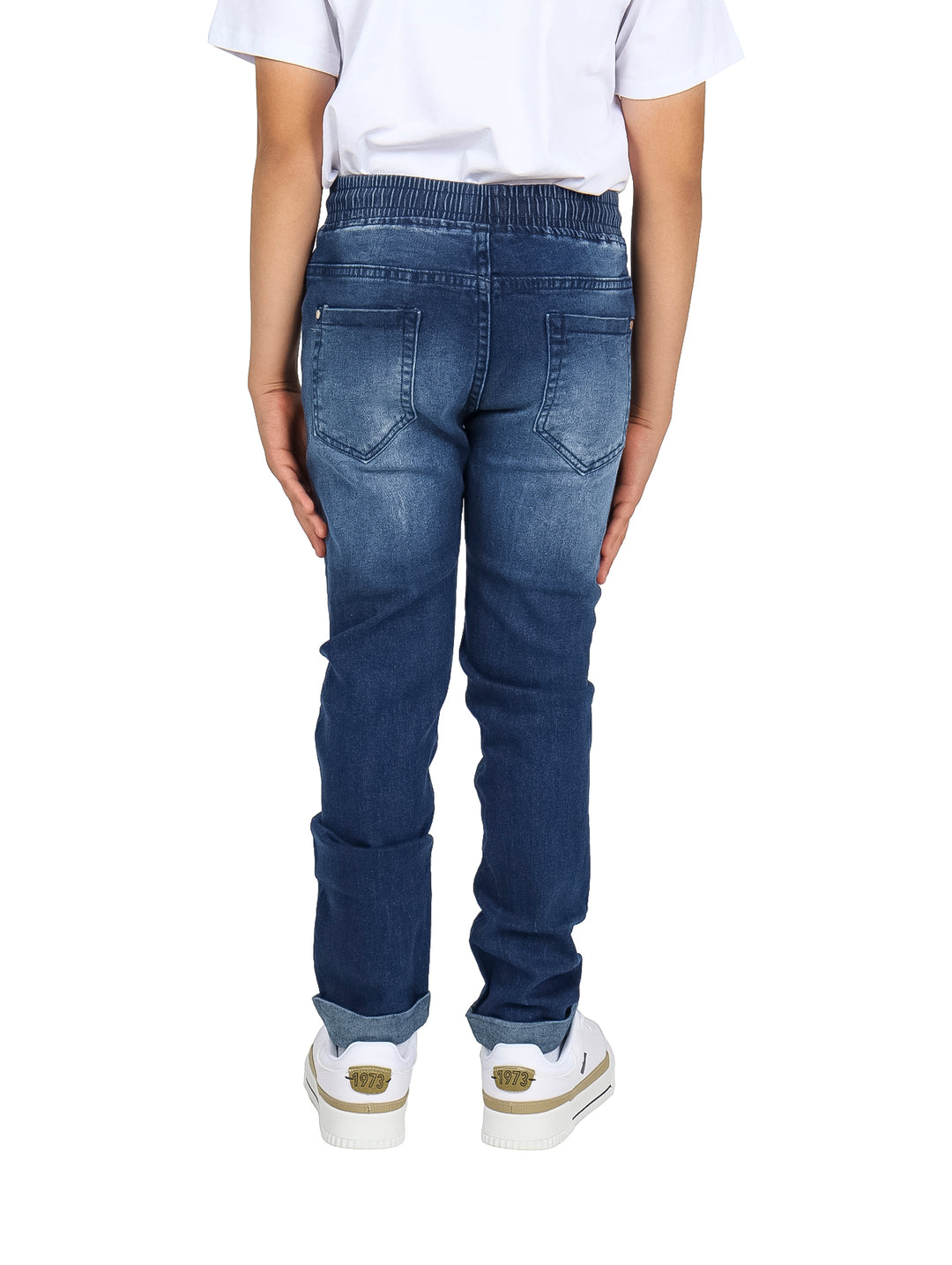 Pantalones jogger de mezclilla azul con cintura elástica y cordón para niño.