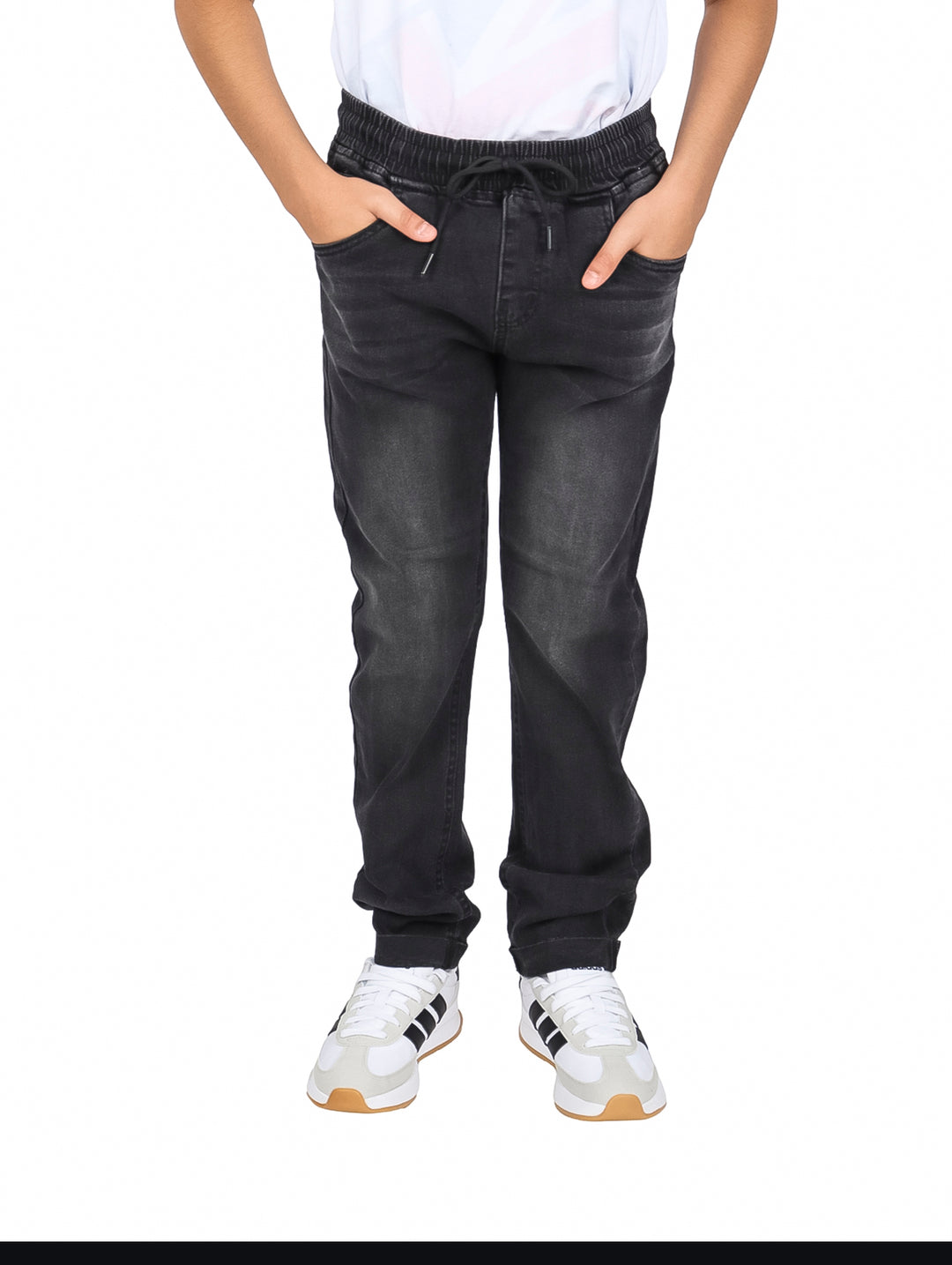 Pantalones tipo jogger color negro con cintura elástica y cordón para niño.