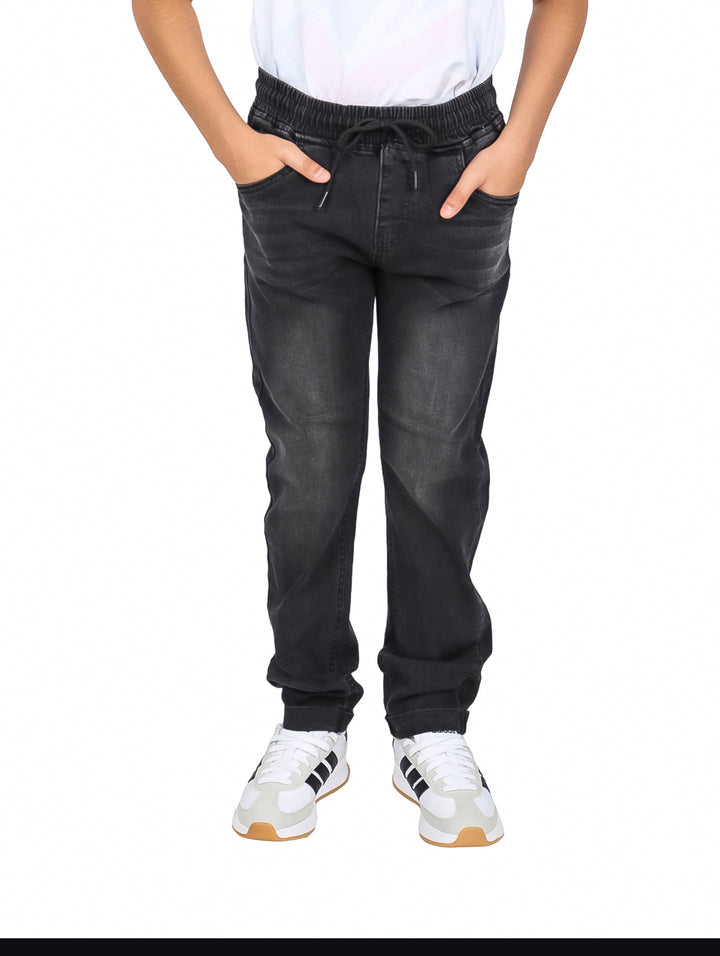 Pantalones tipo jogger color negro con cintura elástica y cordón para niño.