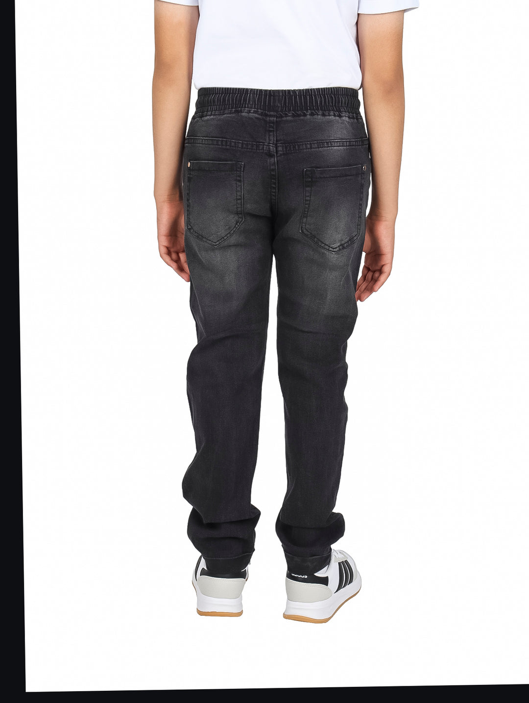 Pantalones tipo jogger color negro con cintura elástica y cordón para niño.