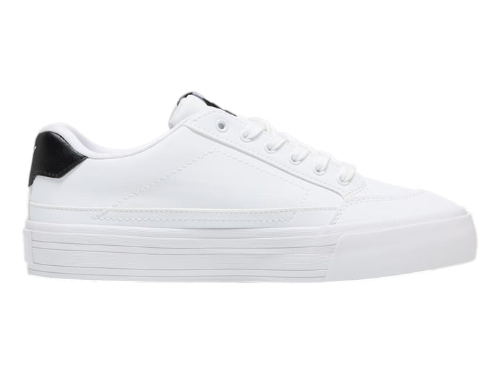 Tenis PUMA blancos de corte bajo con detalle negro en el talón y suela blanca plana.