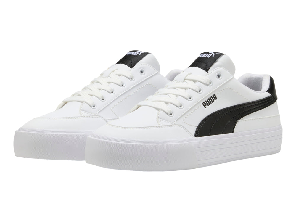 Tenis PUMA blancos de corte bajo con detalle negro en el talón y suela blanca plana.