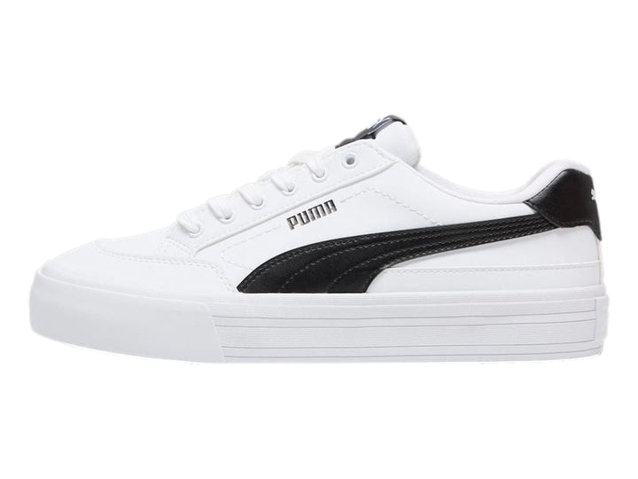 Tenis PUMA blancos de corte bajo con detalle negro en el talón y suela blanca plana.