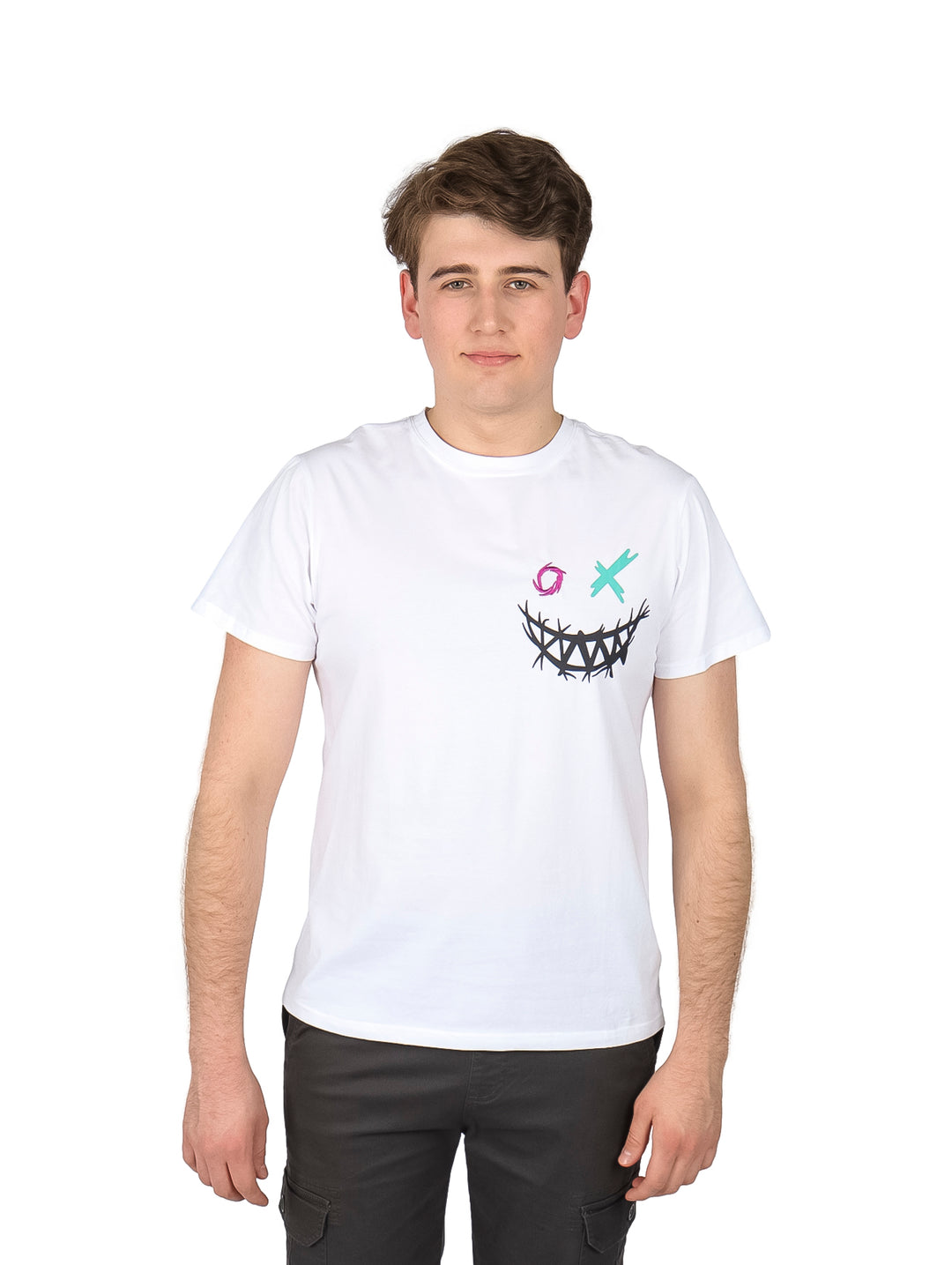 Hombre vistiendo una playera blanca de manga corta con un estampado gráfico en el pecho.