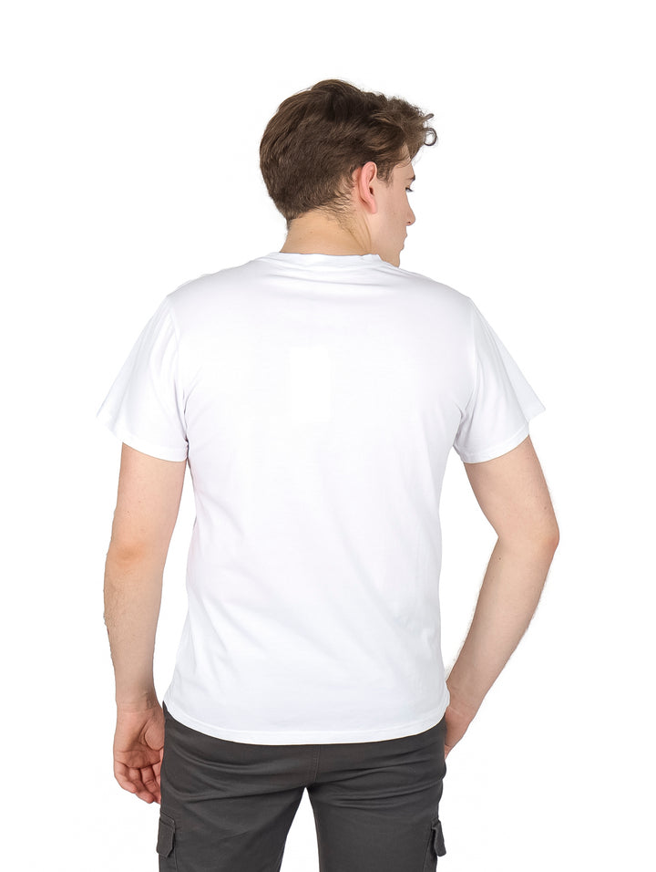 Hombre vistiendo una playera blanca de manga corta con un estampado gráfico en el pecho.