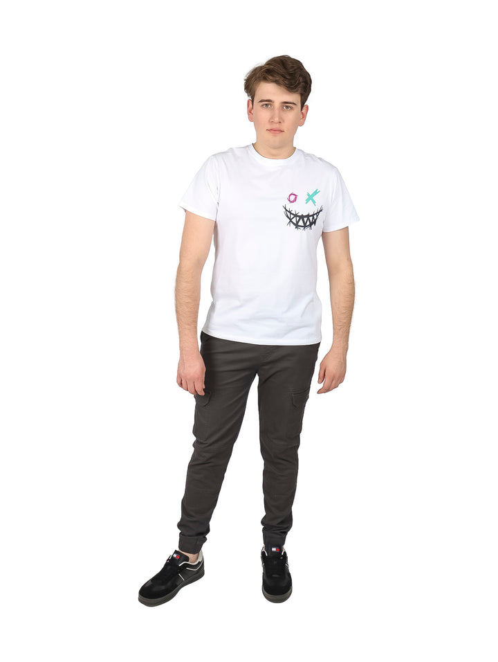 Hombre vistiendo una playera blanca de manga corta con un estampado gráfico en el pecho.