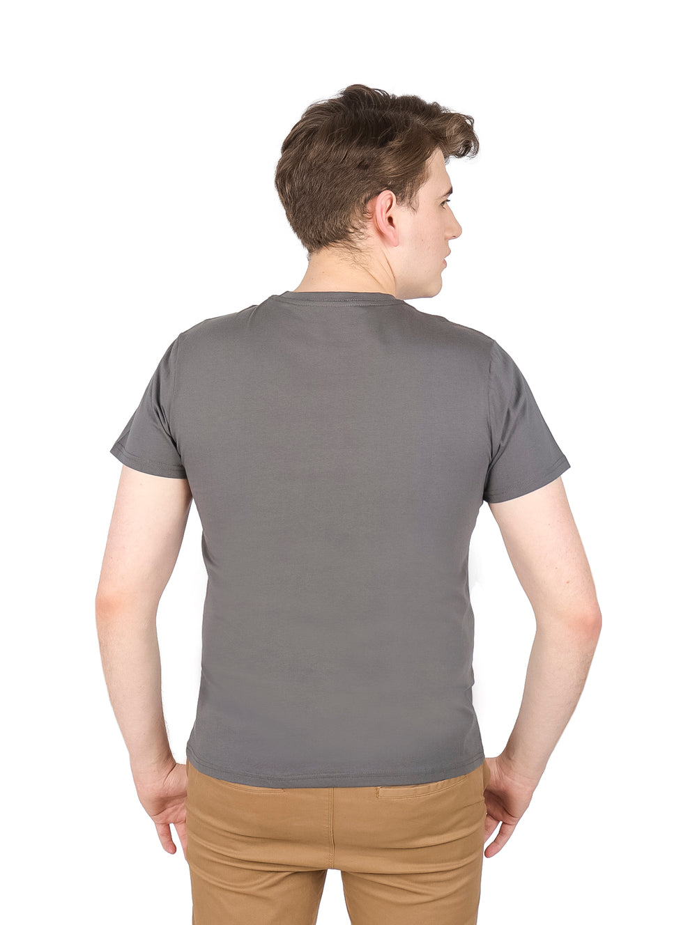 Hombre vistiendo una playera gris de manga corta con un estampado gráfico en el pecho.