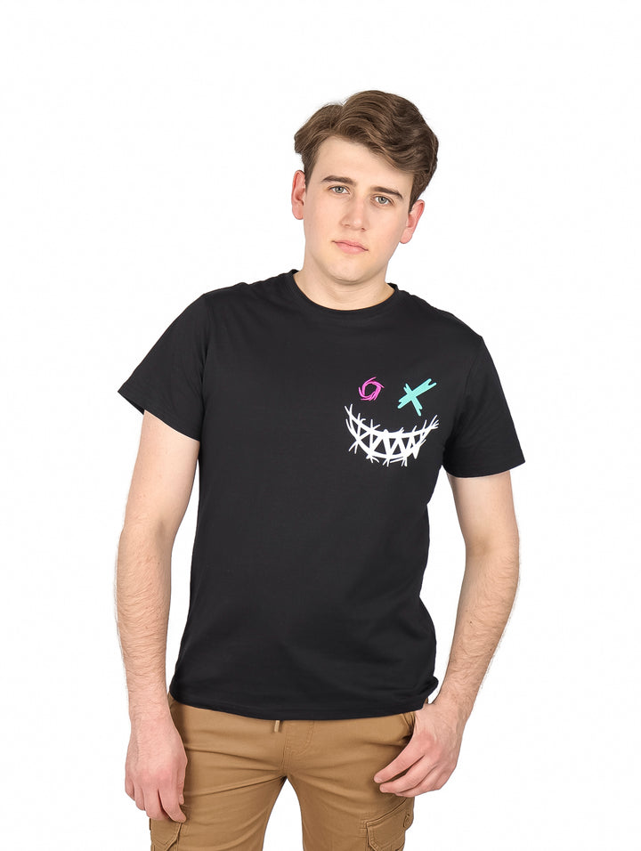 Hombre vistiendo playera negra de manga corta con estampado gráfico en el pecho.