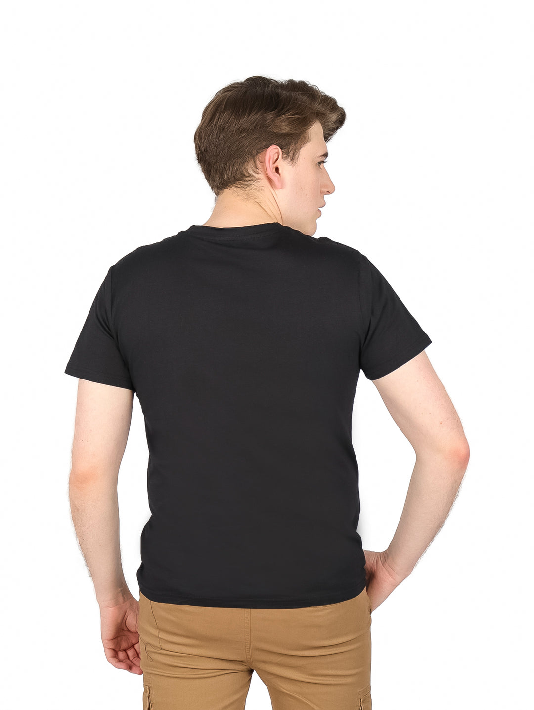 Hombre vistiendo playera negra de manga corta con estampado gráfico en el pecho.