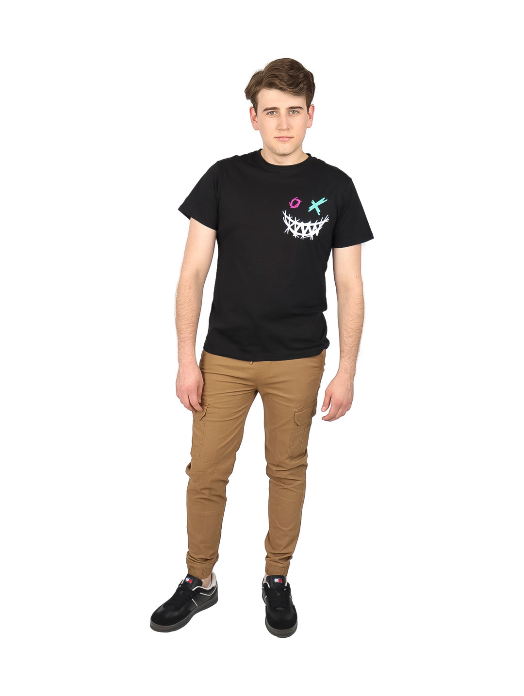 Hombre vistiendo playera negra de manga corta con estampado gráfico en el pecho.