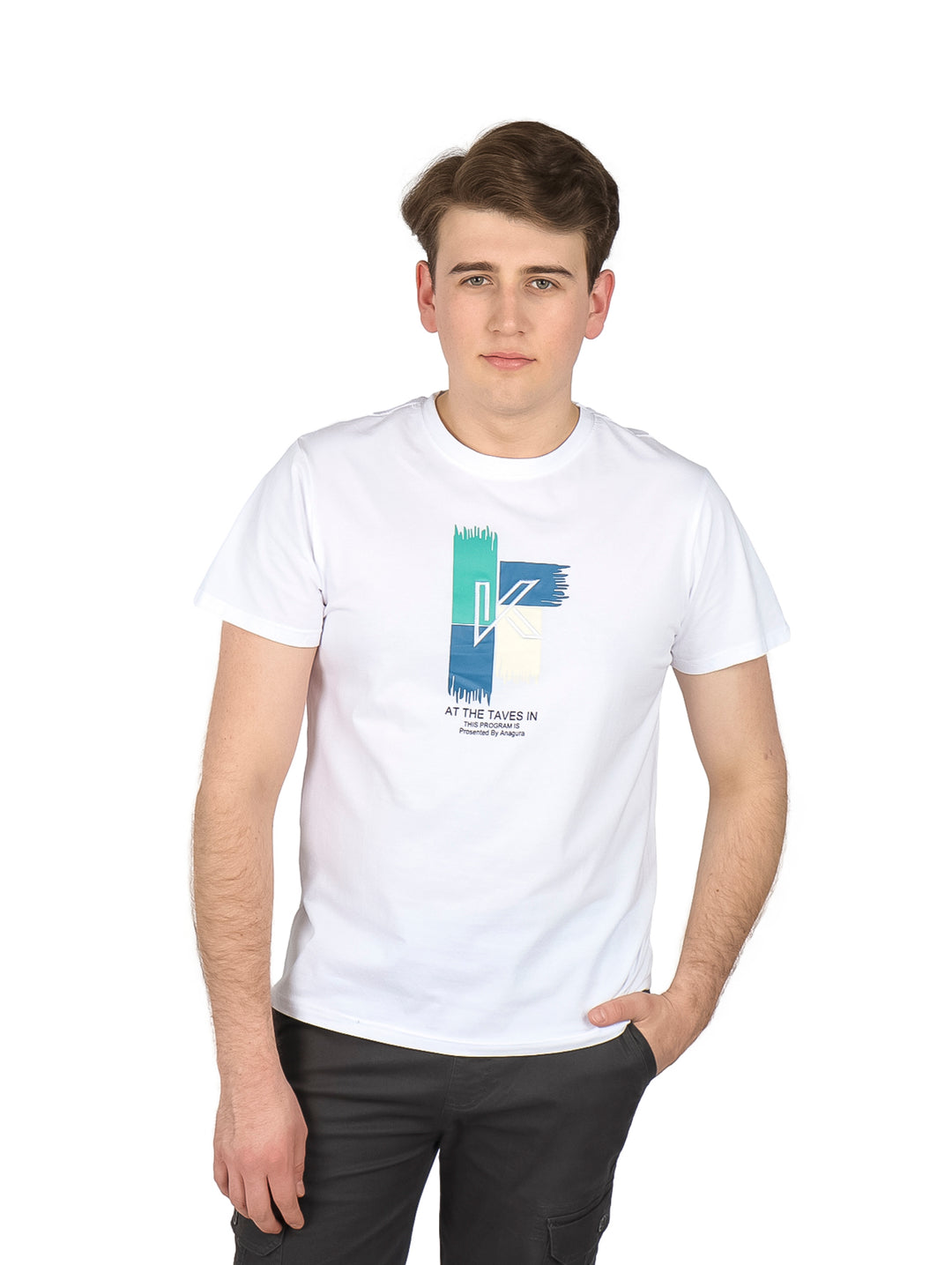 Hombre vistiendo playera blanca de manga corta con estampado gráfico en el pecho.