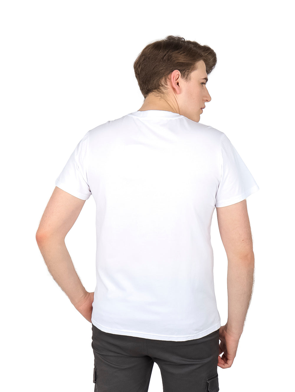 Hombre vistiendo playera blanca de manga corta con estampado gráfico en el pecho.