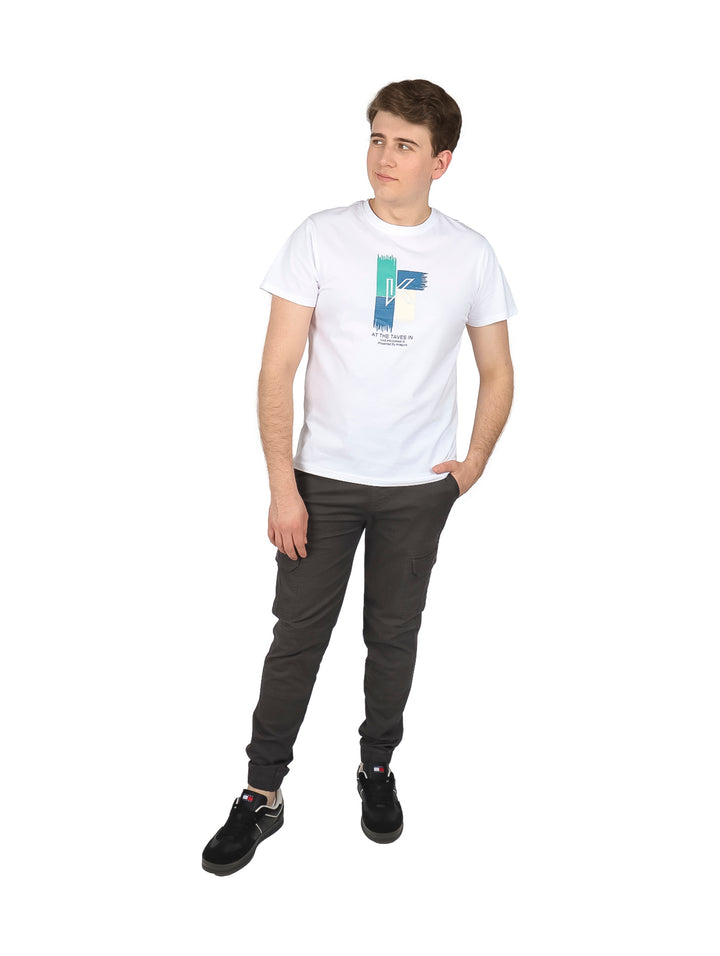 Hombre vistiendo playera blanca de manga corta con estampado gráfico en el pecho.