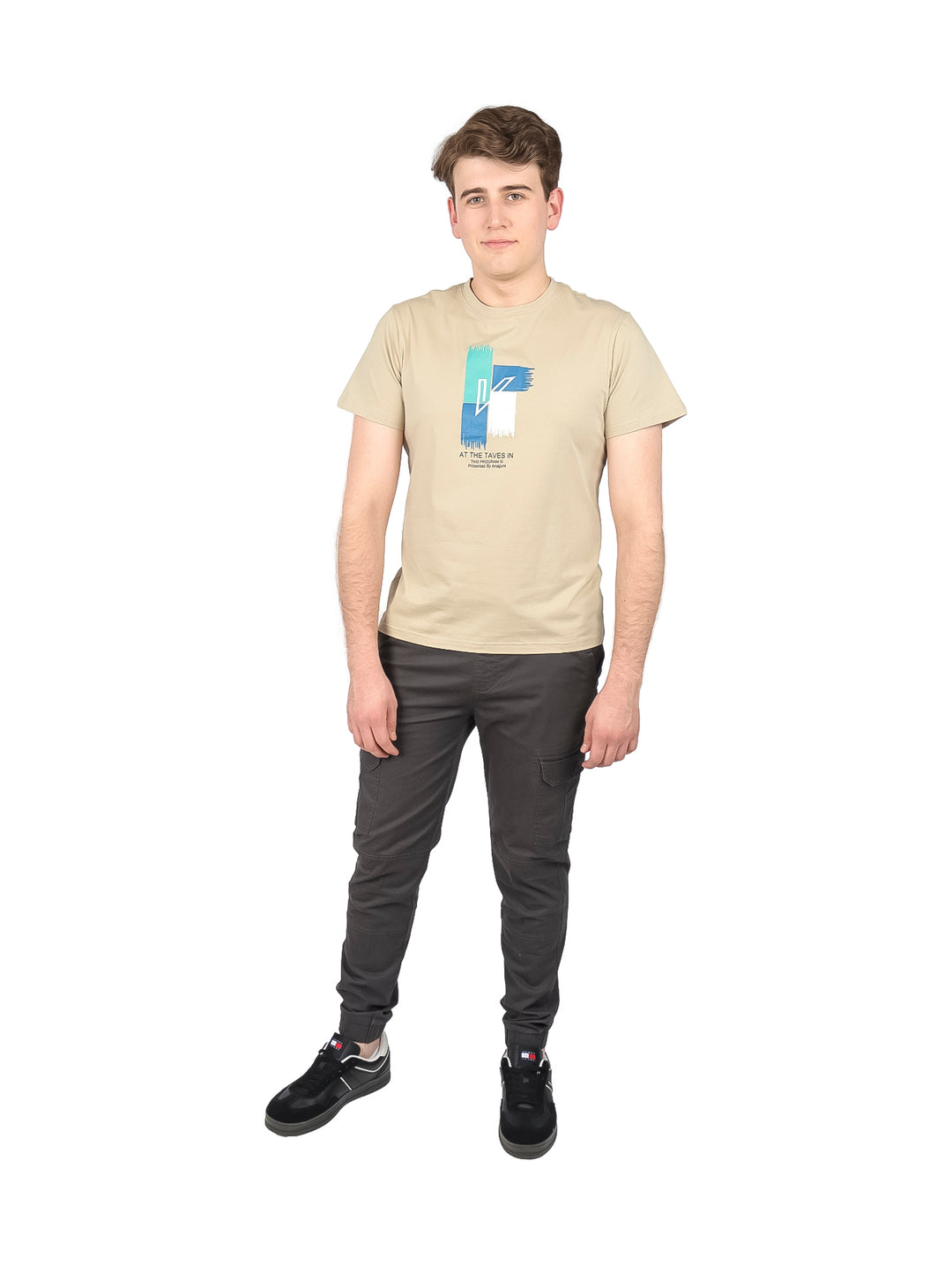 Hombre vistiendo playera color khaki de manga corta con estampado gráfico en el pecho y cuello redondo.