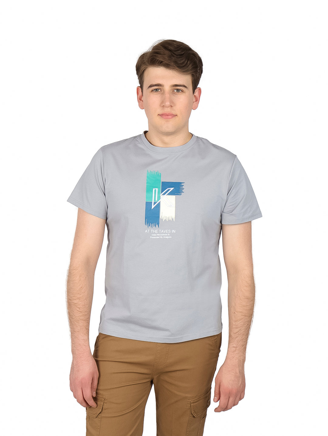 Hombre vistiendo una playera gris de manga corta con un estampado gráfico colorido en el pecho.
